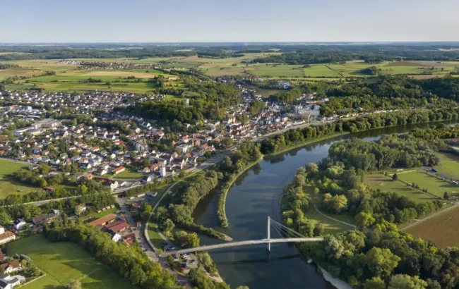 Luftaufnahme der Marktgemeinde Bad Abbach mit Blick auf die Donau